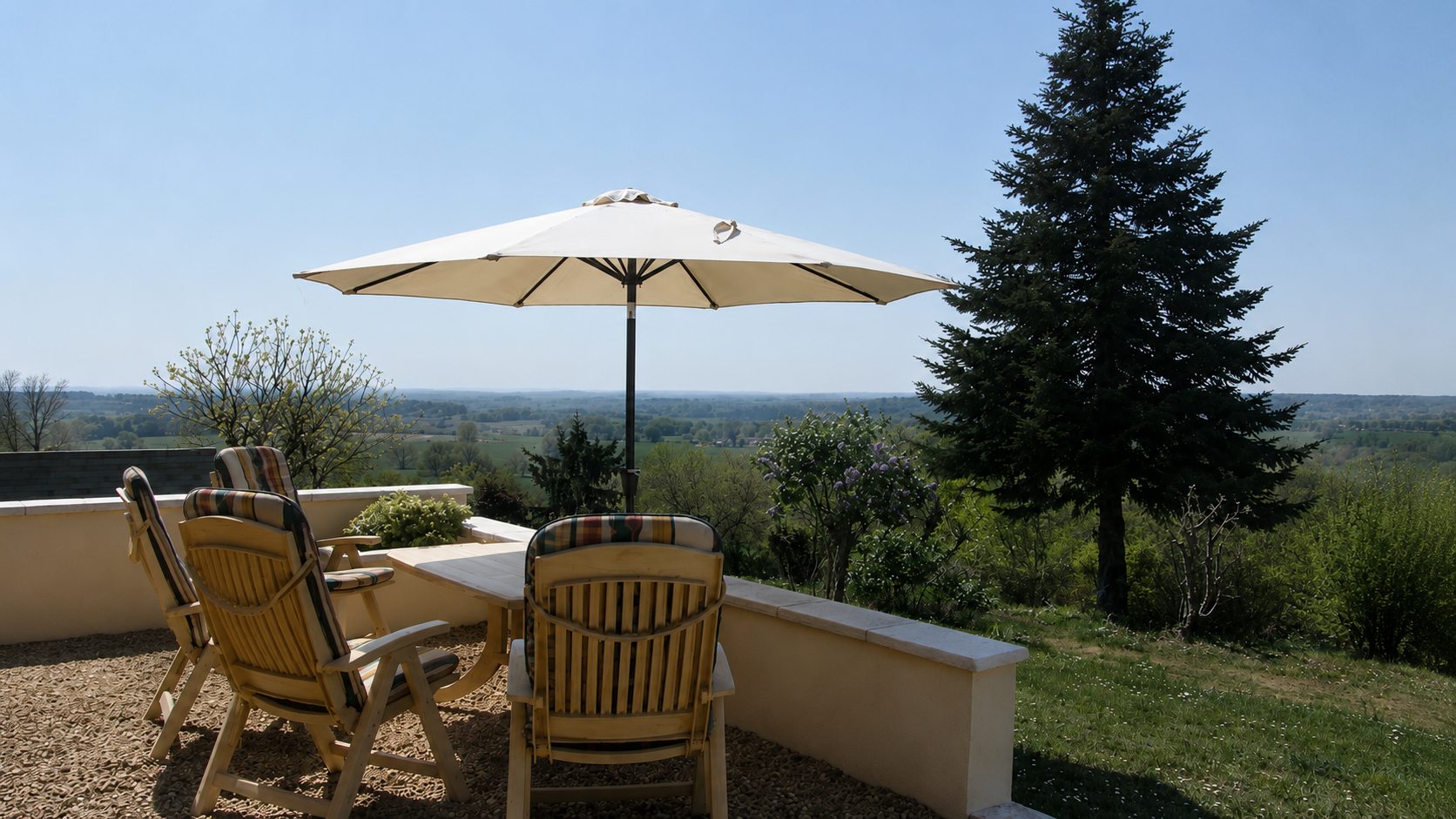Uitzicht over het dal van de Isle vanaf het terras van Domaine les Pins